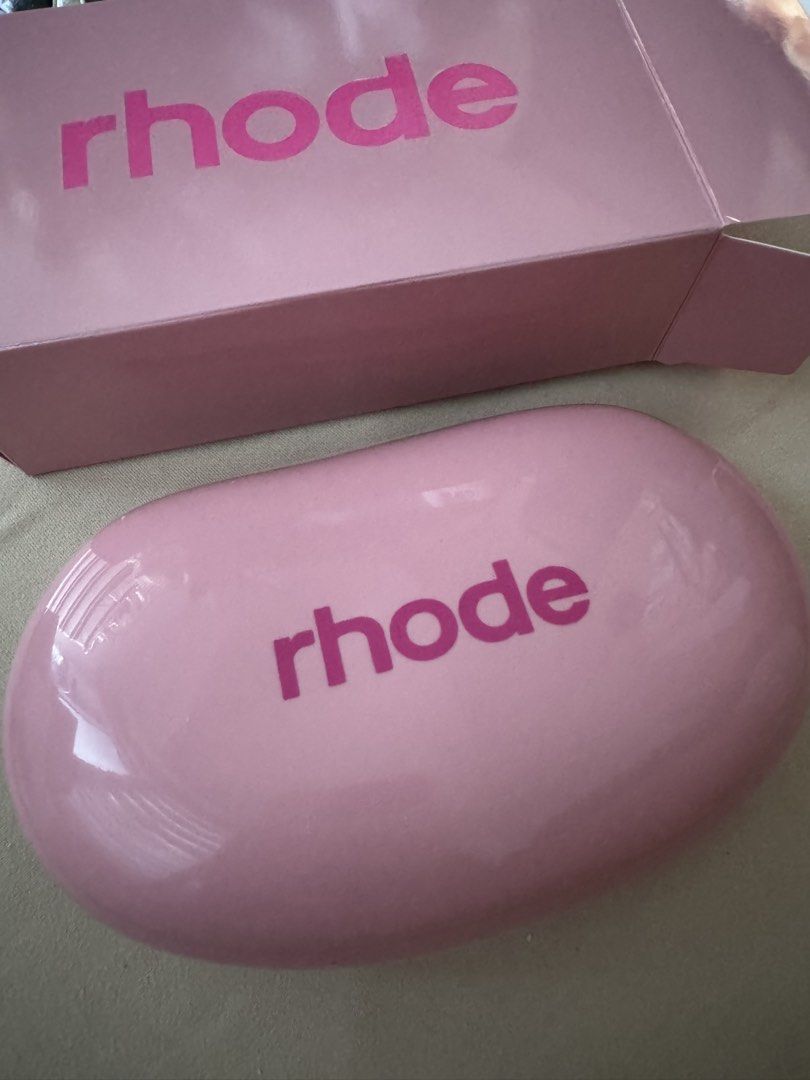 Rhode x Real Techniques Makeup Pouch & Brush Set with Case (Category: Makeup) located in Quezon City. Submitted by lovet4eia (Listing ID 1450818221, Image 2). Description: ⋆｡‧˚ʚ WTS UFS LFB ɞ˚‧｡⋆ (unavailable for now, seller is out of the country) ᥫ᭡ 1x Rhode Bean Pouch - 900 php ᥫ᭡ RT Brushes - 300 php ❌SOLD❌ = 1,200 php ༯ rfs: extras ༯ payo Mop: Gcash/BDO Mod: lalamove, grab or jnt (sf is shouldered by buyer) 📍QC.
