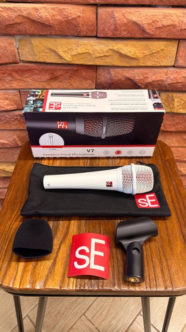 sE Electronics V7 Dynamic Vocal Microphone (White version) (Category: Microphones) located in Pasig City. Submitted by crossovervault (Listing ID 1450801148, Image 2). Description: sE Electronics V7 Dynamic Vocal Microphone - Color: White with interchangeable red/black grille - Includes Original Packaging - Tested and Fully Functional - Ideal for Live Vocals and Studio Use RFS: Not using it.
