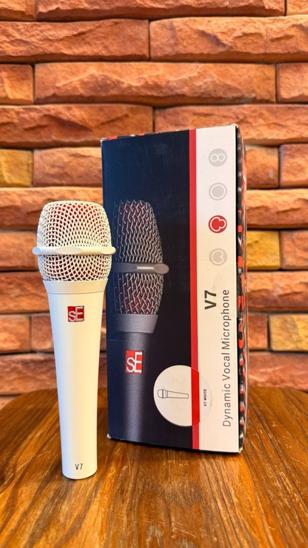 sE Electronics V7 Dynamic Vocal Microphone (White version) (Category: Microphones) located in Pasig City. Submitted by crossovervault (Listing ID 1450801148, Image 1). Description: sE Electronics V7 Dynamic Vocal Microphone - Color: White with interchangeable red/black grille - Includes Original Packaging - Tested and Fully Functional - Ideal for Live Vocals and Studio Use RFS: Not using it.