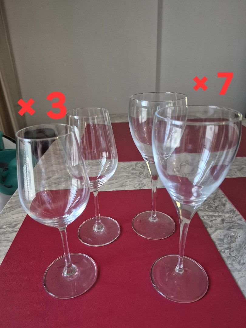 Set of 10 Clear Wine Glasses