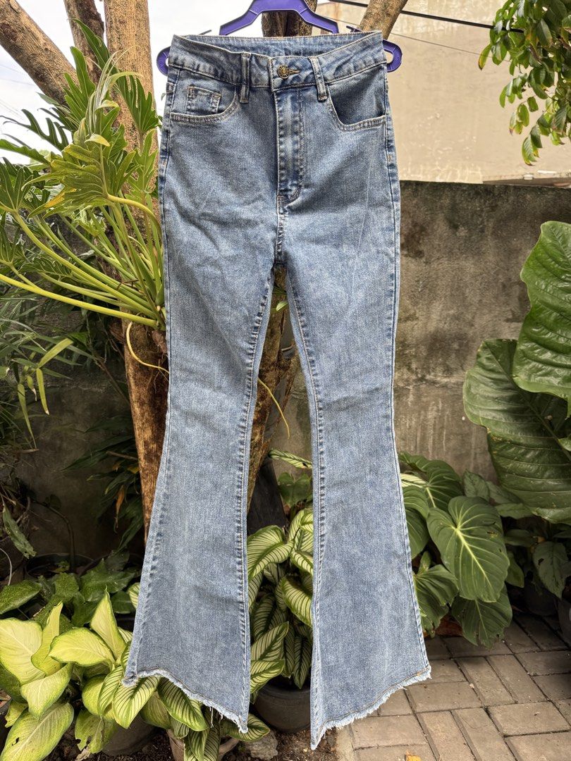 SHEIN Flared Jeans Stretchy Denim Size 25-27 (Category: Jeans) located in Davao. Submitted by tana.banana (Listing ID 1450775102, Image 2). Description: • Size XS (EU 34, US 2) fits 25-27 in • Length: 42-43 in • NEVER BEEN USED • Stretchy • RFS: fits well sa waist but hips are a bit wider 📍Davao City Maxim | Grab | J&T (sf by buyer).
