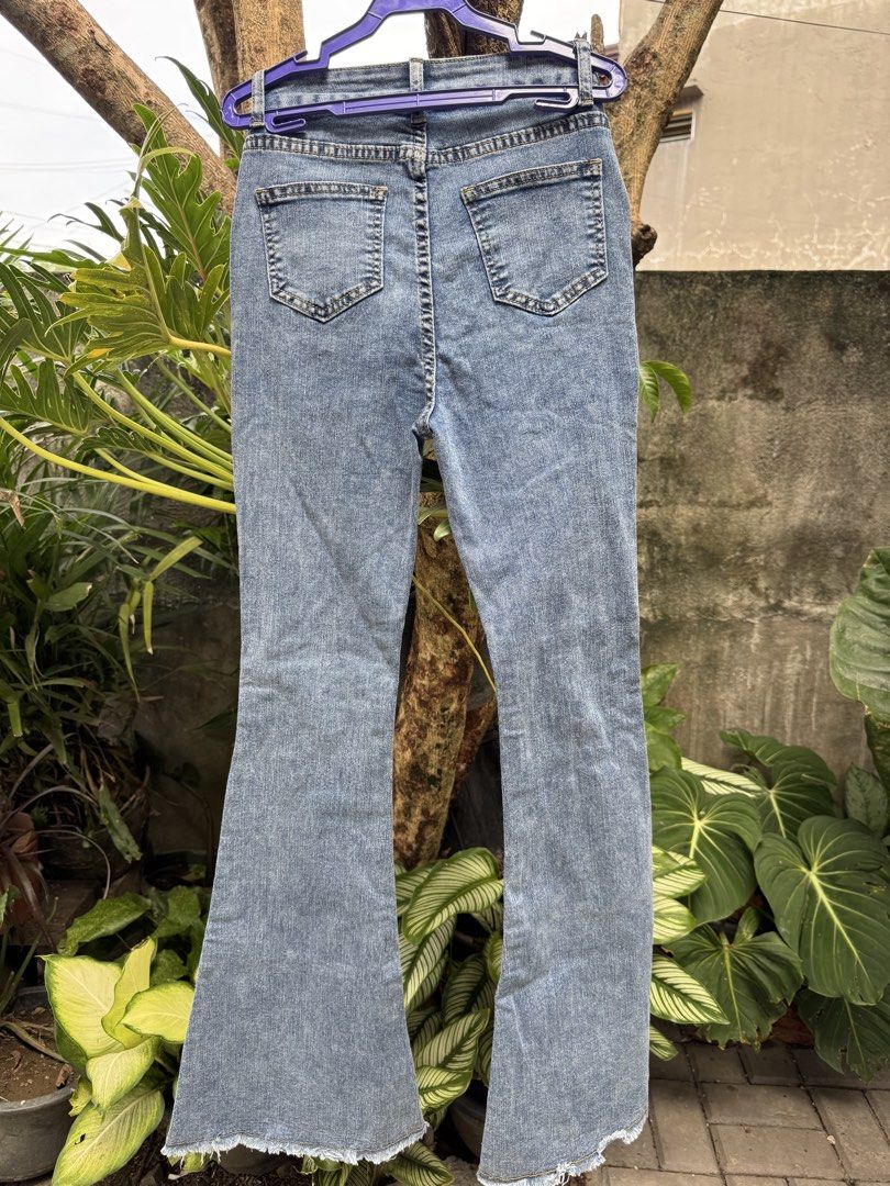 SHEIN Flared Jeans Stretchy Denim Size 25-27 (Category: Jeans) located in Davao. Submitted by tana.banana (Listing ID 1450775102, Image 3). Description: • Size XS (EU 34, US 2) fits 25-27 in • Length: 42-43 in • NEVER BEEN USED • Stretchy • RFS: fits well sa waist but hips are a bit wider 📍Davao City Maxim | Grab | J&T (sf by buyer).