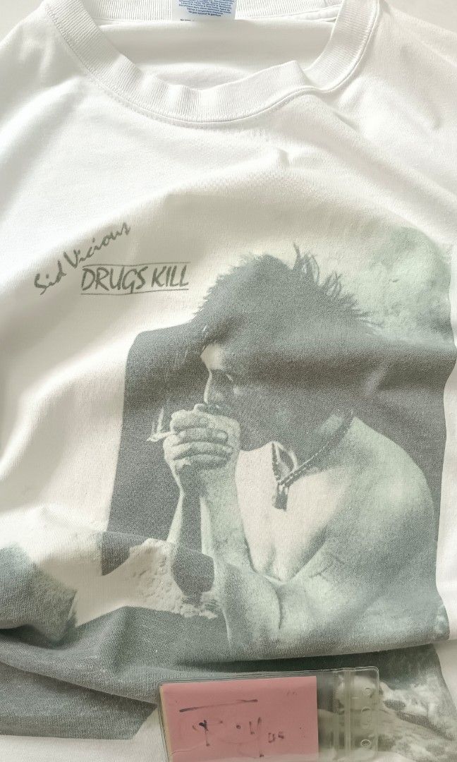 SID VICIOUS (s) (Category: Tshirts & Polo Shirts) located in Kuala Lumpur. Submitted by mostamozinc (Listing ID 1450829923, Image 1). Description: 1) TITLE: SID VICIOUS - SEX PISTOLS - DRUGS KILL - Vintage Bootleg - Hanes Beefy-T - 1990s - Size S. - Band: Sid Vicious / Sex Pistols. - Era: c.1998-1999s. - Tag: 1990s Hanes Beefy-T. - License: Unofficial / Bootleg. - Made in: Haiti. - Size: S. (adult) - Color: White. - Material: 100% Cotton. - Stitc