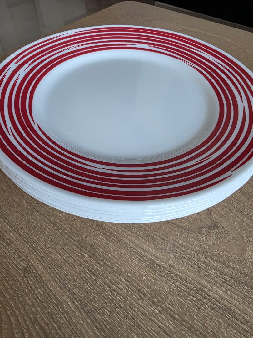 Six Corelle Dinner Plates
