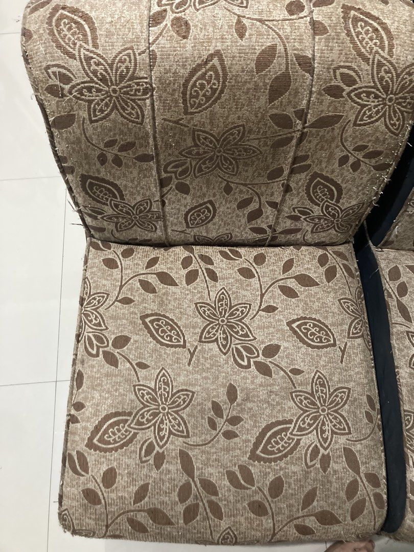 Sofa Couches (Category: Sofas) located in Manila. Submitted by deancally (Listing ID 1450742795, Image 3). Description: ✔️ Good condition ✔️ Makapal at komportable ✔️ Pwedeng replacement cushion para sa sofa 📍RFS: Hindi na ginagamit 💰Price: ₱1,700 (Negotiable) PICK UP ONLY.