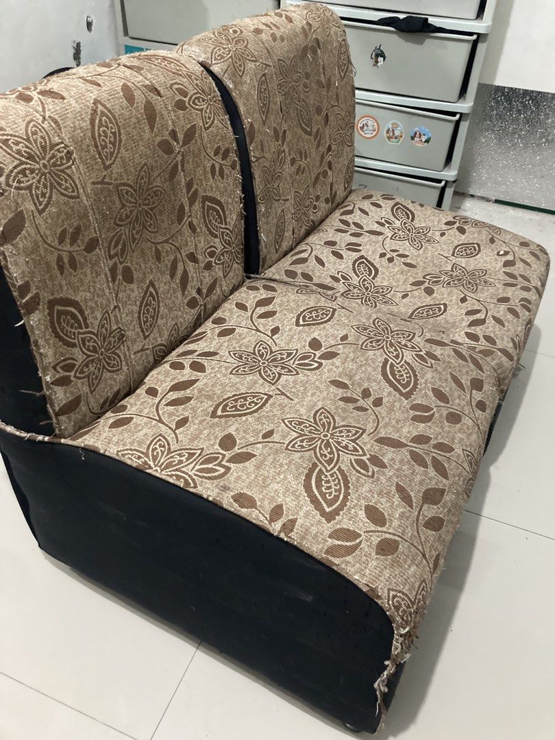 Sofa Couches (Category: Sofas) located in Manila. Submitted by deancally (Listing ID 1450742795, Image 2). Description: ✔️ Good condition ✔️ Makapal at komportable ✔️ Pwedeng replacement cushion para sa sofa 📍RFS: Hindi na ginagamit 💰Price: ₱1,700 (Negotiable) PICK UP ONLY.
