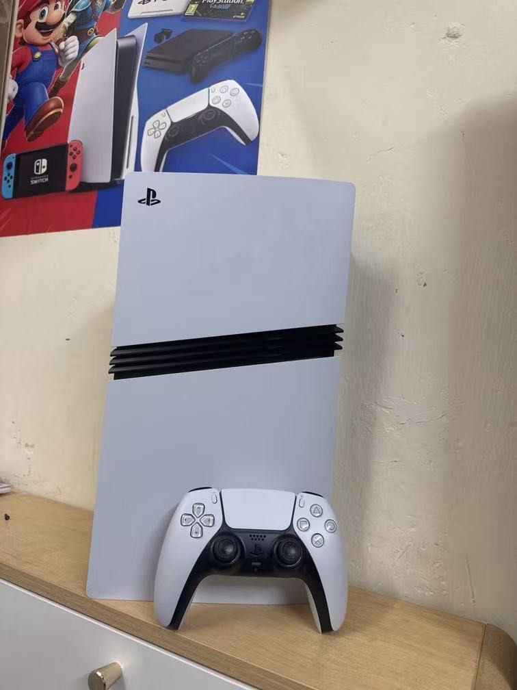 行貨Sony索尼PS5 Pro光碟版2TB帶原裝手柄！ （分類：PlayStation）位於 Hong Kong。 由 liangxiaona 提交（商品編號 1450748761，圖片 1）。簡介： 行貨Sony索尼PS5 Pro主機 光碟版2TB帶原裝手柄！主機成色幾乎全新，外觀很新， 具體看圖，所見即所得！功能正常，無拆無修，無暗病，到手即玩，支持4K 120幀，性能強勁，適合追求高畫質的玩家！ 主機+手柄全套，無原包裝盒，收到就是主機和手柄+電源线。。