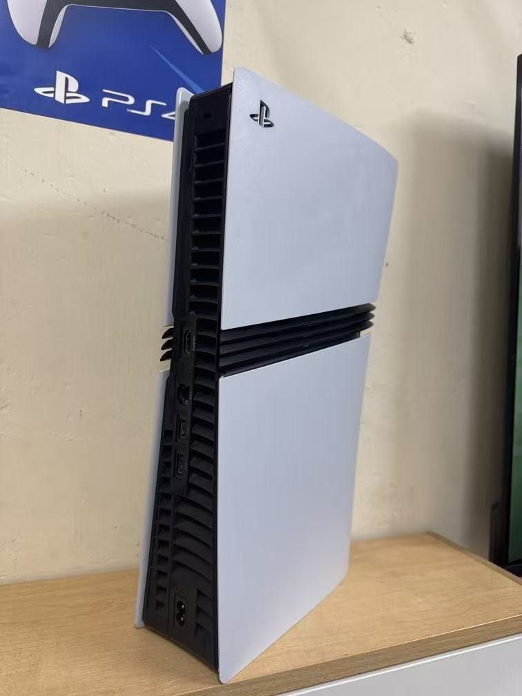 行貨Sony索尼PS5 Pro光碟版2TB帶原裝手柄！ （分類：PlayStation）位於 Hong Kong。 由 liangxiaona 提交（商品編號 1450748761，圖片 2）。簡介： 行貨Sony索尼PS5 Pro主機 光碟版2TB帶原裝手柄！主機成色幾乎全新，外觀很新， 具體看圖，所見即所得！功能正常，無拆無修，無暗病，到手即玩，支持4K 120幀，性能強勁，適合追求高畫質的玩家！ 主機+手柄全套，無原包裝盒，收到就是主機和手柄+電源线。。