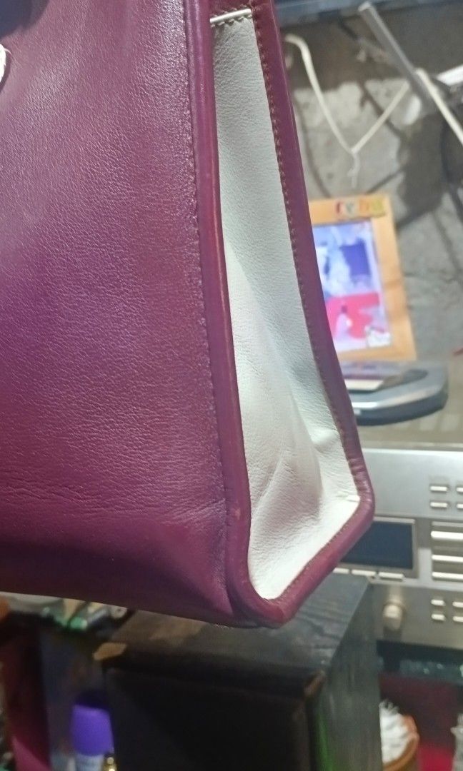 Stratberry midi tote (Category: Luxury Bags & Wallets) located in Davao. Submitted by dgs143 (Listing ID 1450934355, Image 3). Description: pre loved stratberry midi tote handbag with sling this prelove kaya bawal po sa maselan i need best offer po if you need more photos please message location: Davao city.