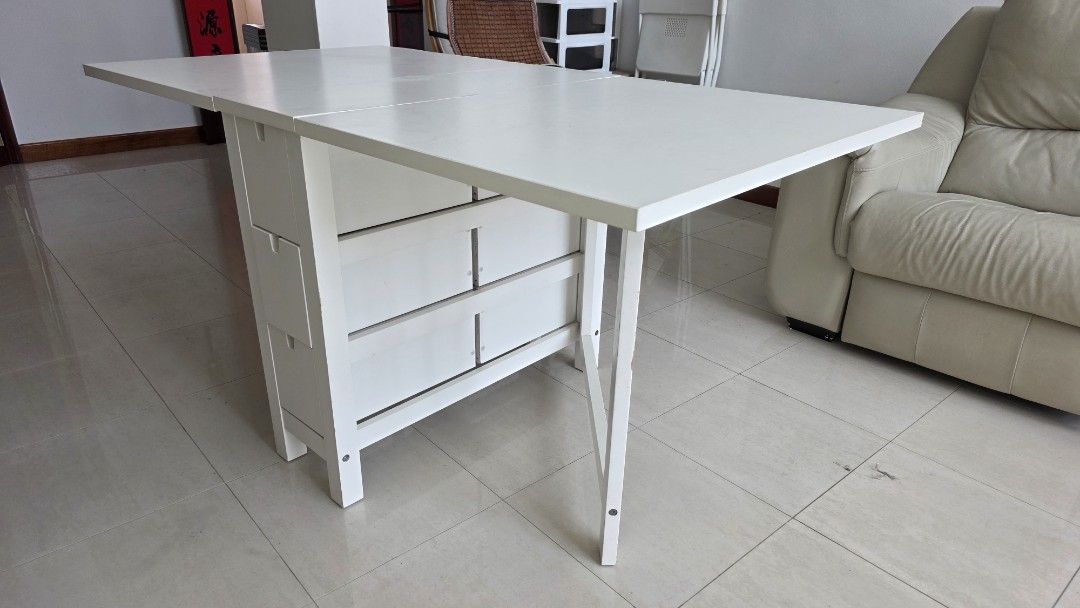 Table Folderable (Category: Tables & Sets) located in Singapore. Submitted by francissim888 (Listing ID 1450809714, Image 1). Description: Slight defect To provide own transport.