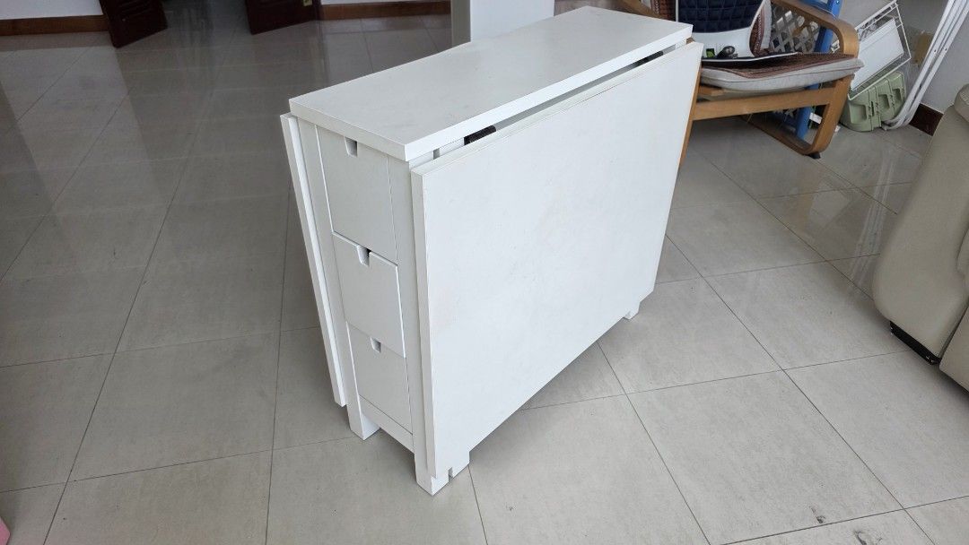 Table Folderable (Category: Tables & Sets) located in Singapore. Submitted by francissim888 (Listing ID 1450809714, Image 3). Description: Slight defect To provide own transport.