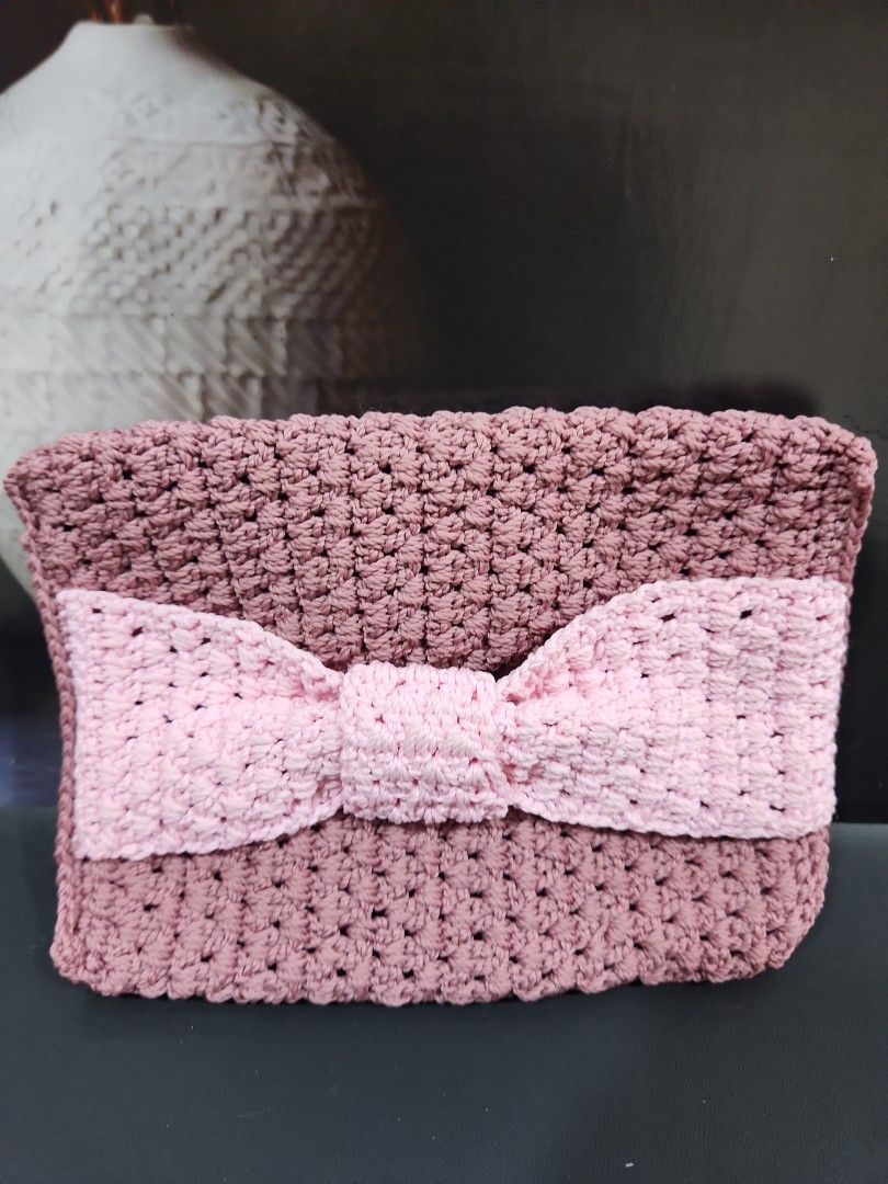 ( RAJUT ) tempat tissue tanggung (Kategori: Tas & Dompet Wanita) berada di Surabaya. Dikirim oleh bloomngrace_77 (ID iklan 1450813858, Gambar 1). Deskripsi: tempat tissue rajut handmade kondisi : baru, belum pernah dipakai warna : dusty pink kombinasi pink muda model : ada pita dan ada belahan didalam untuk masukkan tissue ukuran : 13cm x 17.5 cm.
