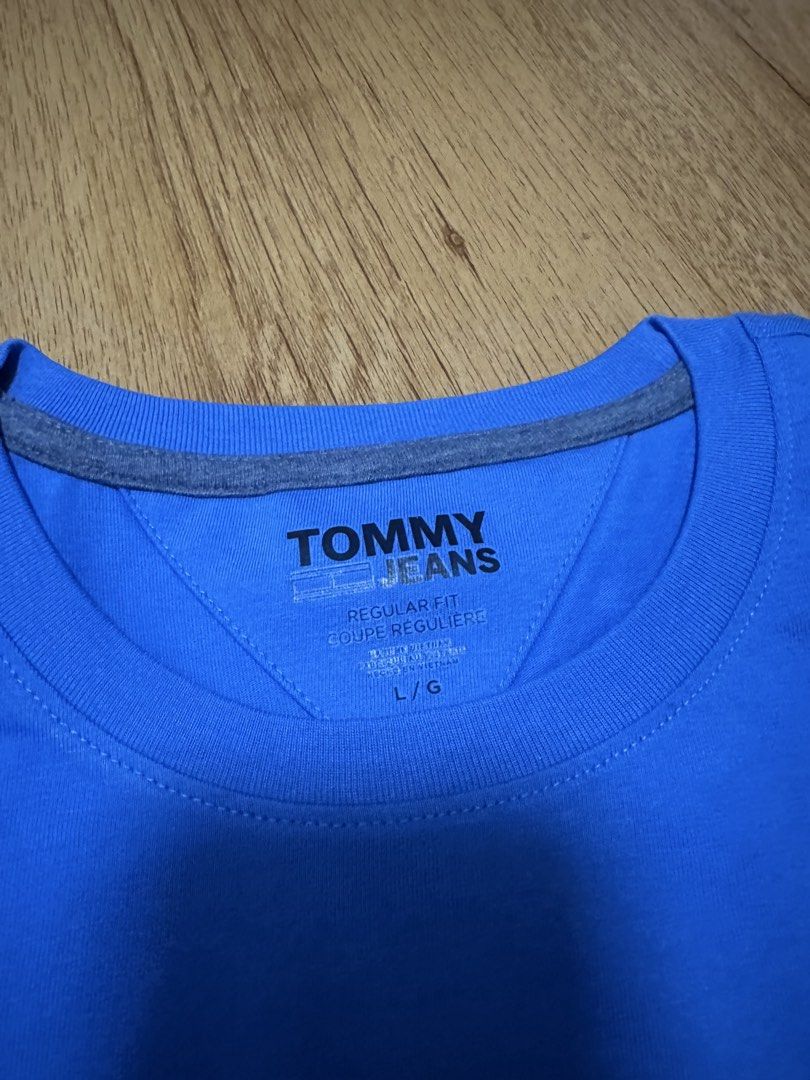 Tommy Jeans Graphic T-Shirt (Category: Tshirts & Polo Shirts ) located in Quezon City. Submitted by atanashii (Listing ID 1450824397, Image 3). Description: - Blue Tommy Jeans T-shirt - Size: Large (L) - Features a graphic print of Manhattan Tennis Club on the front - Regular fit - Ideal for casual everyday wear Negotiable Rfs: not into these types of shirts anymore.