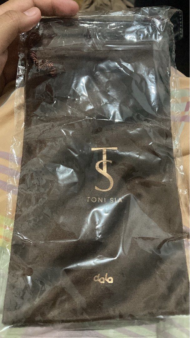 TONI SIA x DALA REMASTERED POUCH (Category: Purses & Pouches) located in Quezon City. Submitted by revph (Listing ID 1450739309, Image 2). Description: I REALLY WANT TO ALSO TRADE THIS WITH THE OLD TONI SIA POUCH EITHER I SELL IT OR FOR TRADE price negotiable RFS : i have an extra pouch.