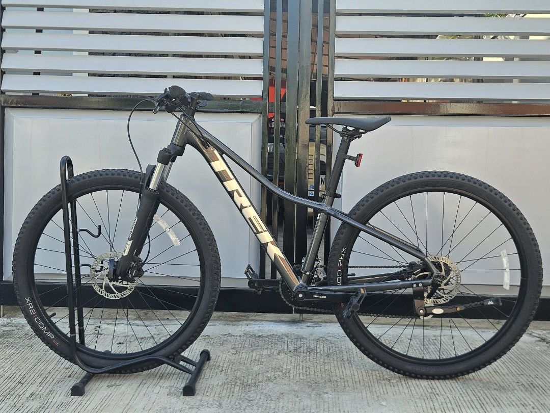 Trek Marlin 5 Mountain Bike (Category: Bicycles) located in Bulacan. Submitted by preloved_bycrizie (Listing ID 1450740819, Image 1). Description: Trek Marlin 5 Bought 2025 Frame: MTB Silver Alpha Platinum Suspension: SR Suntour XCT 30 coil spring fork Drivetrain: Shimano 2x8 Brake: Tektro hydraulic disc brakes Wheels: 27.5 Issue: Scratch on Handle Grip and Saddle.