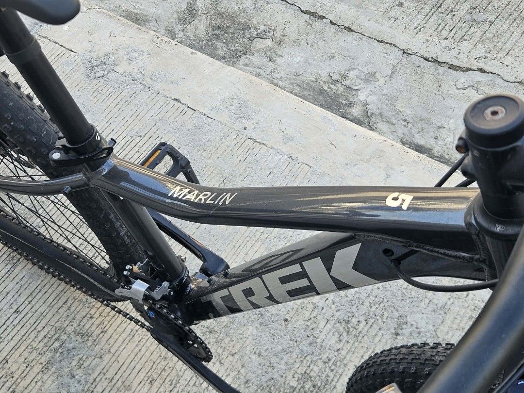 Trek Marlin 5 Mountain Bike (Category: Bicycles) located in Bulacan. Submitted by preloved_bycrizie (Listing ID 1450740819, Image 2). Description: Trek Marlin 5 Bought 2025 Frame: MTB Silver Alpha Platinum Suspension: SR Suntour XCT 30 coil spring fork Drivetrain: Shimano 2x8 Brake: Tektro hydraulic disc brakes Wheels: 27.5 Issue: Scratch on Handle Grip and Saddle.
