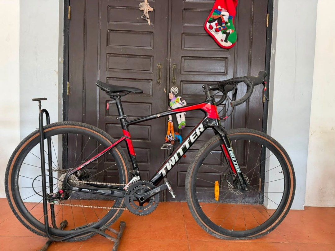 TWITTER CARBON GRAVEL 700C (Category: Bicycles) located in Davao. Submitted by amstene (Listing ID 1450860887, Image 2). Description: rarely used full carbon issue: flat tires / needs replacing.