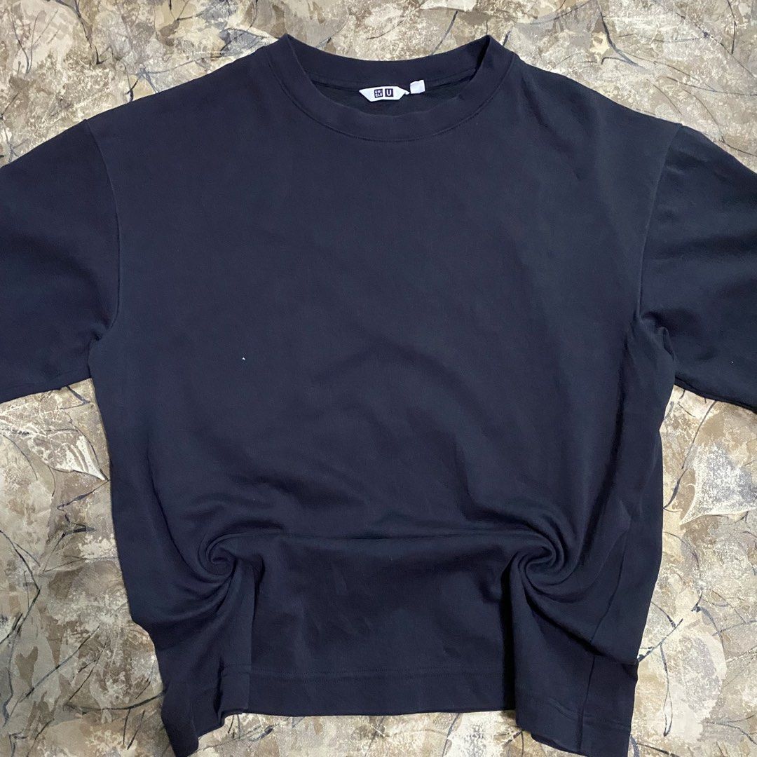 Uniqlo airsm shirt (Category: Tshirts & Polo Shirts ) located in Paete. Submitted by fat.archives (Listing ID 1450861396, Image 1). Description: Dimes W:23 L:26 Size on tag M +sf.