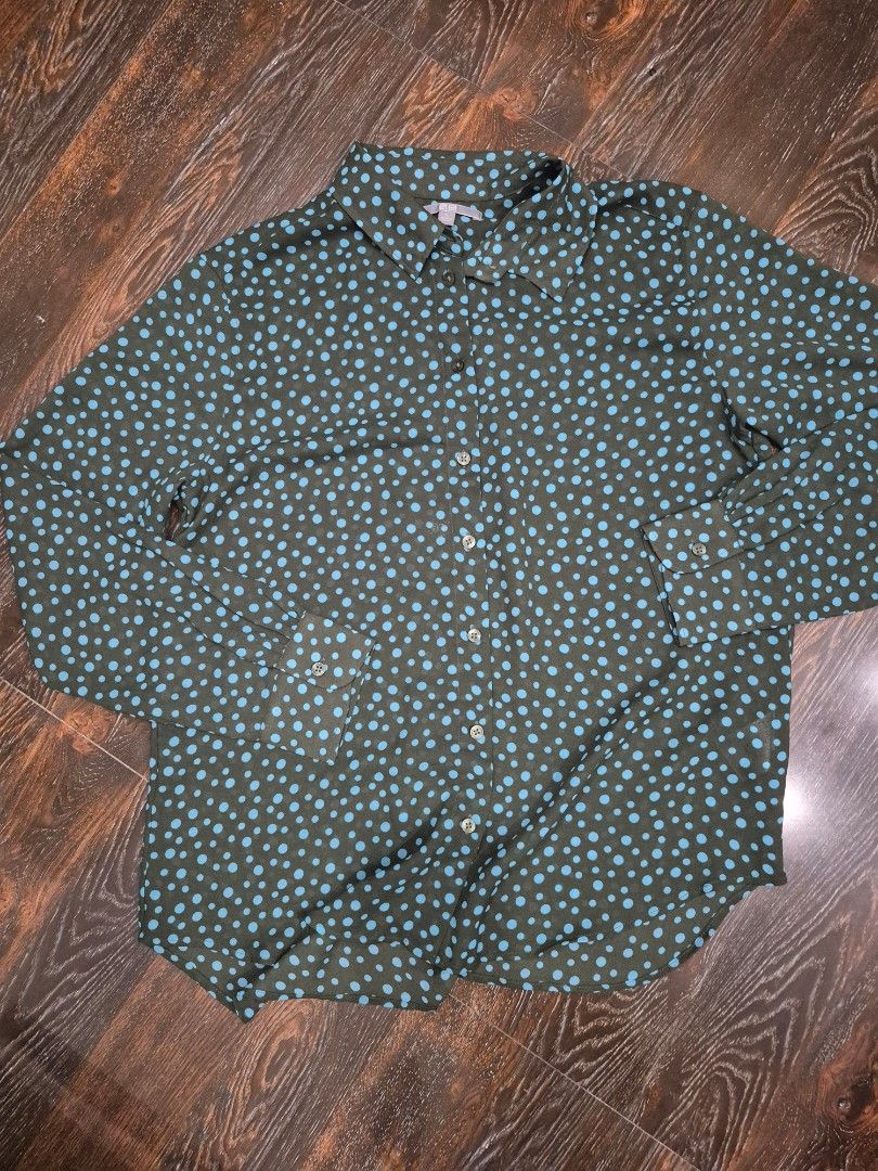 Uniqlo Blouse (Category: Blouses) located in Santa Cruz. Submitted by deenem (Listing ID 1450868418, Image 2). Description: Large on Tag Bust: 18.5 (37) Lenght:24.5.