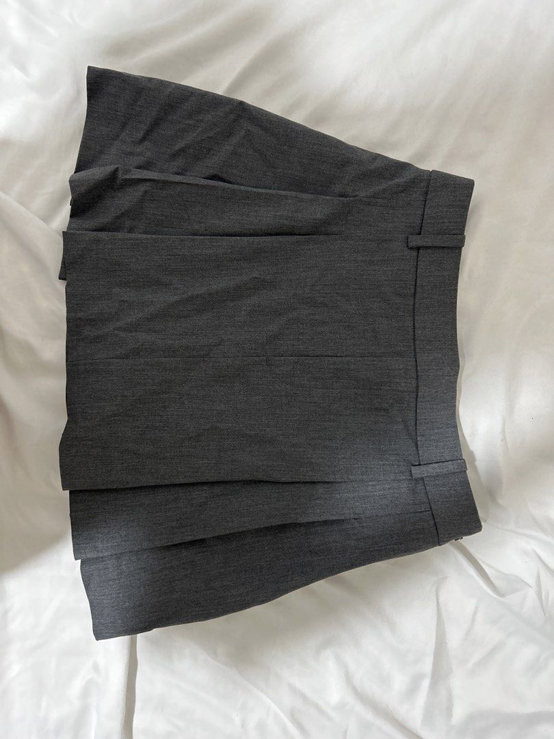 UNIQLO Gray Skort (Category: Skirts) located in Cabanatuan. Submitted by wompywompy (Listing ID 1450913040, Image 3). Description: .
