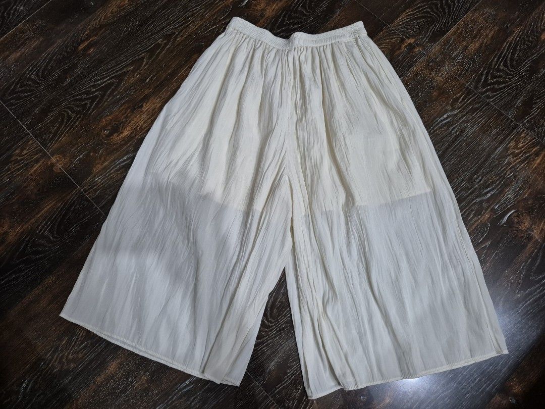 Uniqlo Kids 3/4 Pants (Category: Babies & Kids Fashion) located in Santa Cruz. Submitted by deenem (Listing ID 1450841009, Image 2). Description: 130 on Tag.