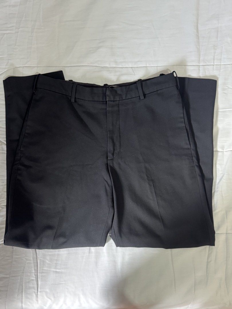Uniqlo Smart Ankle Pants (Wool-like) Navy (Category: Trousers) located in Calamba. Submitted by mikodecluttersstuff (Listing ID 1450785101, Image 1). Description: Size S but fits up to 31 Navy color Has one pin hole hence the price.