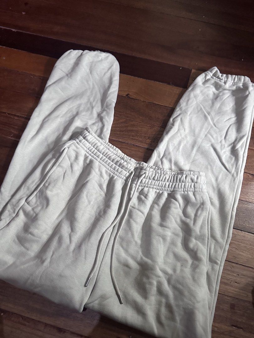 UNIQLO Sweatpants Size M Light Green Cotton Polyester (Category: Other Bottoms) located in Davao. Submitted by fashiondeclutter11 (Listing ID 1450770211, Image 3). Description: - UNIQLO Sweatpants - Color: Light Green - Size: Medium (M) - Material: Comfortable Cotton & Polyester Blend - Features: Elastic waistband with drawstring, ribbed cuffs - Ideal for: Lounging, casual wear.