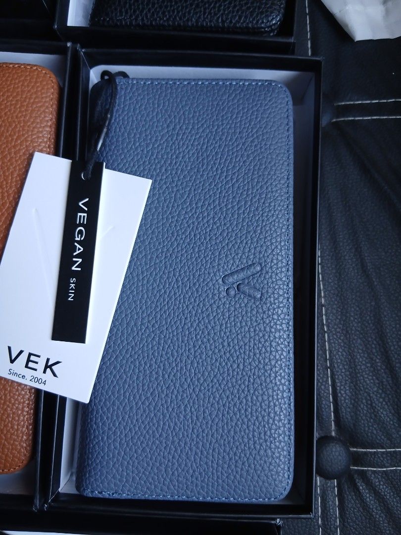 UNISEX LONG WALLET WITH BOX (Category: Wallets & Card Holders) located in Macabebe. Submitted by collectionspurses (Listing ID 1450824244, Image 2). Description: original, brand new, imported, classy, high end, rare, unique finds, with box, unisex, perfect pang gift!.