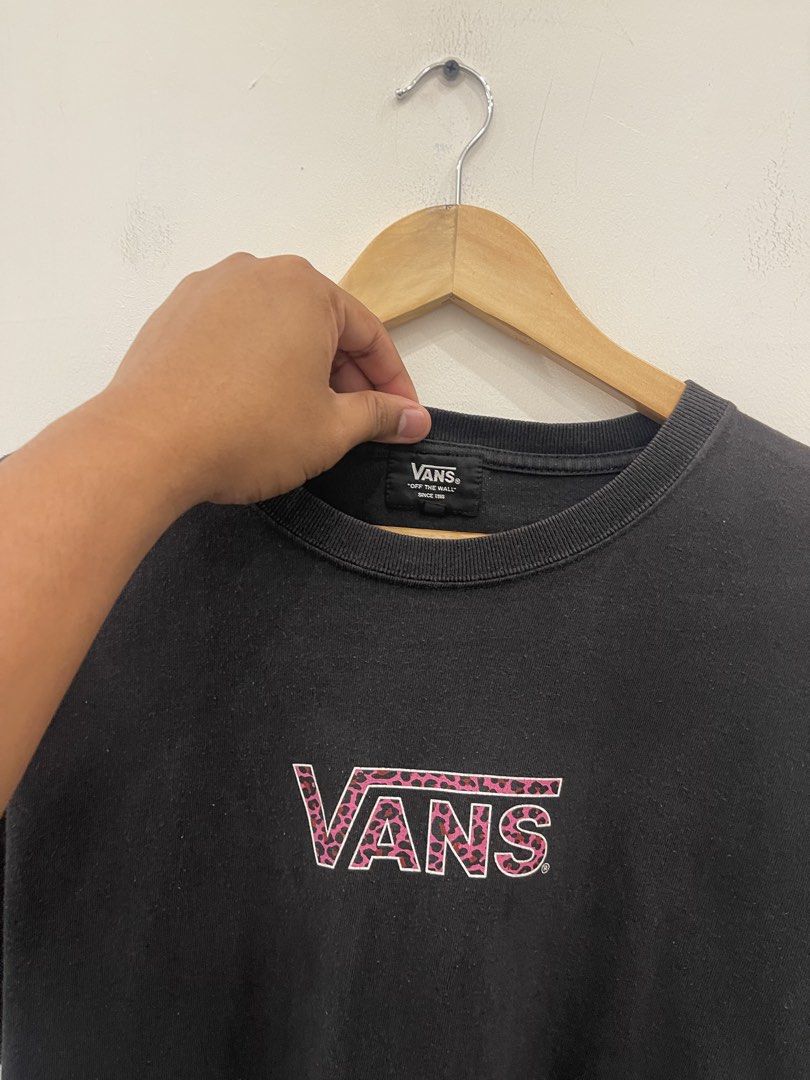 VANS LEOPARD (Category: Tshirts & Polo Shirts) located in Kuantan. Submitted by MANSBUNDLESTORE (Listing ID 1450874594, Image 3). Description: 100% ORIGINAL CONDITION : 9/10 MEASUREMENT : P20 L26.5 (BOXY) COD : KUANTAN.