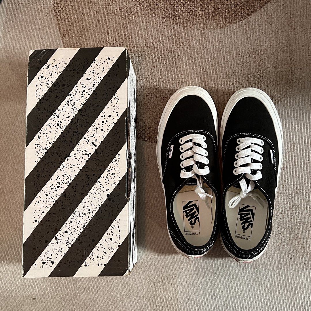 Vans Vault Og Authentic Lx Black White Limited Edition (Category: Sneakers) located in San Miguel. Submitted by zilla_ (Listing ID 1450864451, Image 2). Description: - Vans Vault OG Authentic LX - Limited Edition - Colorway: Black and White - Size: US Men's 7 - Includes original box - Classic Vans style.