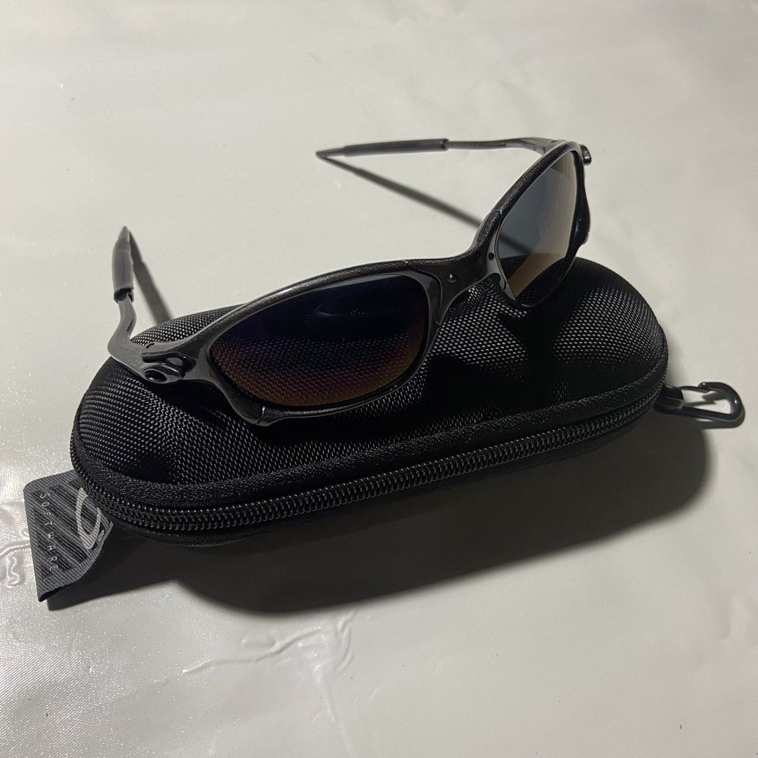 vintage Oakley Juliet sunglasses (Category: Luxury Accessories) located in Manila. Submitted by tepthirft (Listing ID 1450807863, Image 1). Description: vintage Oakley Juliet sunglasses excellent condition no issue .