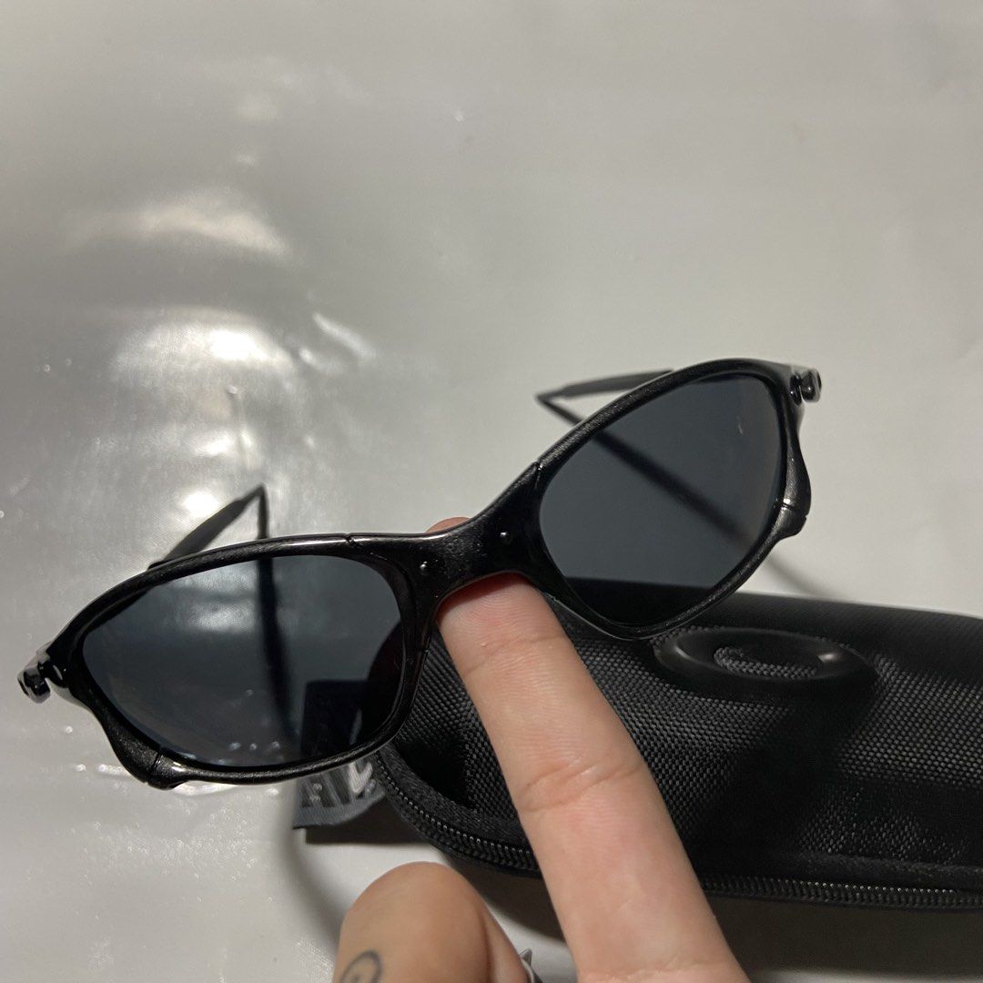 vintage Oakley Juliet sunglasses (Category: Luxury Accessories) located in Manila. Submitted by tepthirft (Listing ID 1450807863, Image 2). Description: vintage Oakley Juliet sunglasses excellent condition no issue .