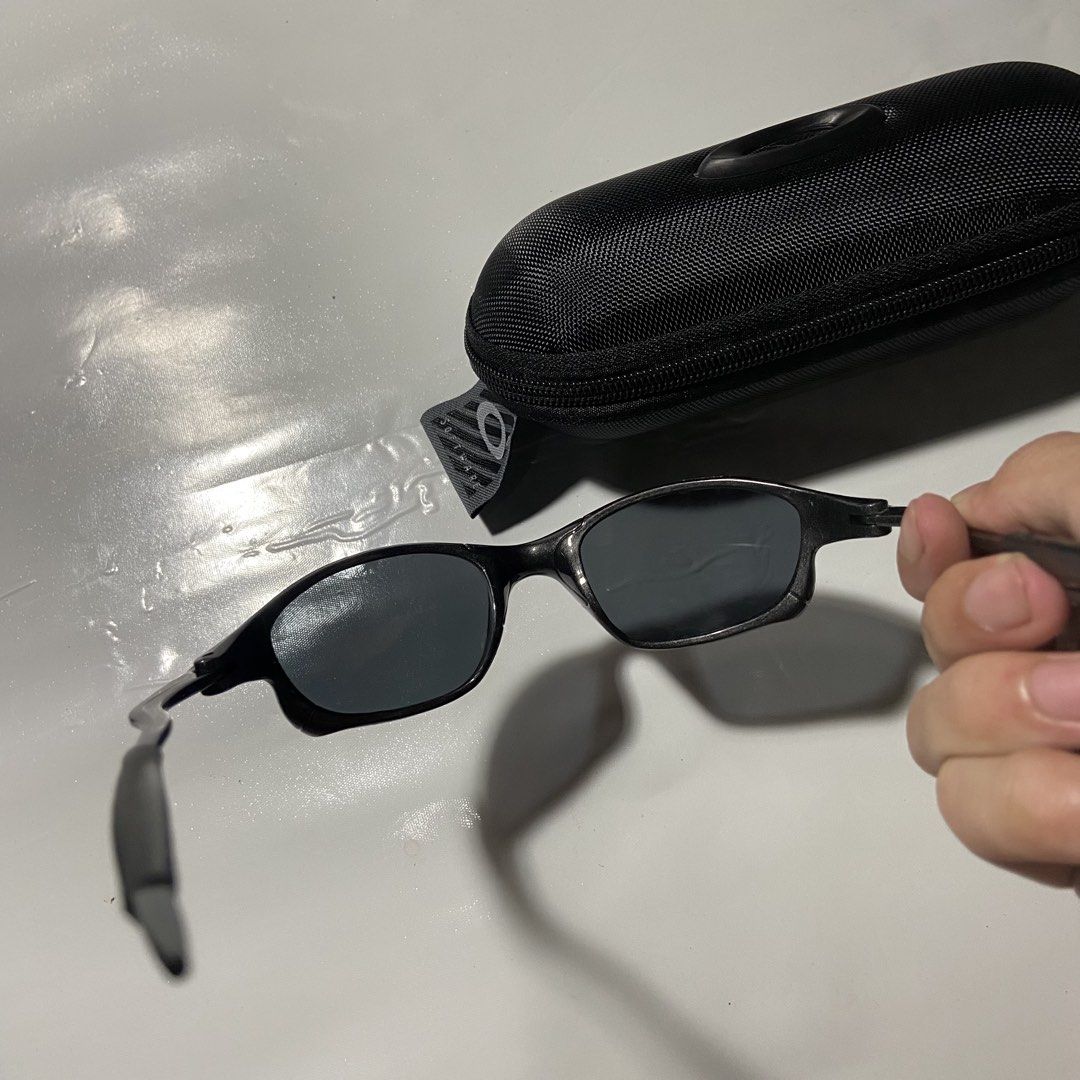 vintage Oakley Juliet sunglasses (Category: Luxury Accessories) located in Manila. Submitted by tepthirft (Listing ID 1450807863, Image 3). Description: vintage Oakley Juliet sunglasses excellent condition no issue .
