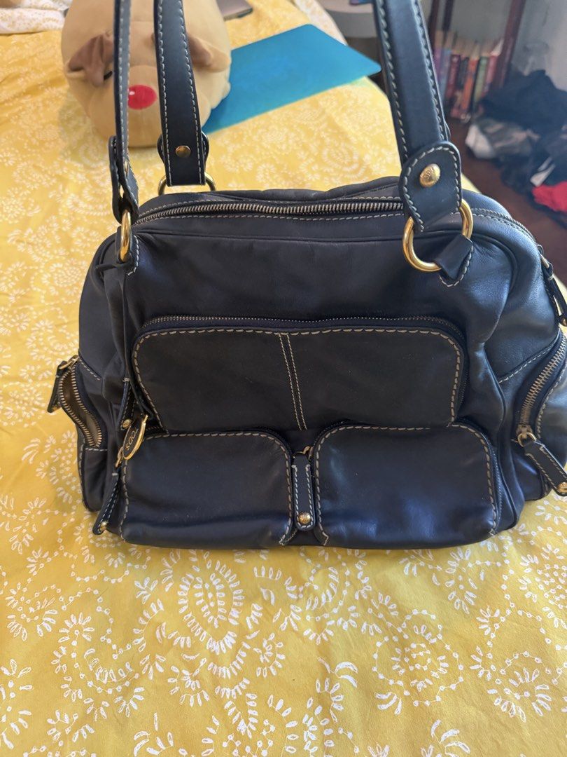 Vintage Tods shoulder bag (Category: Luxury Bags & Wallets) located in Paranaque City. Submitted by bbbcloset (Listing ID 1450787366, Image 2). Description: Is in mint condition Has stains inside but definitely cleanable .