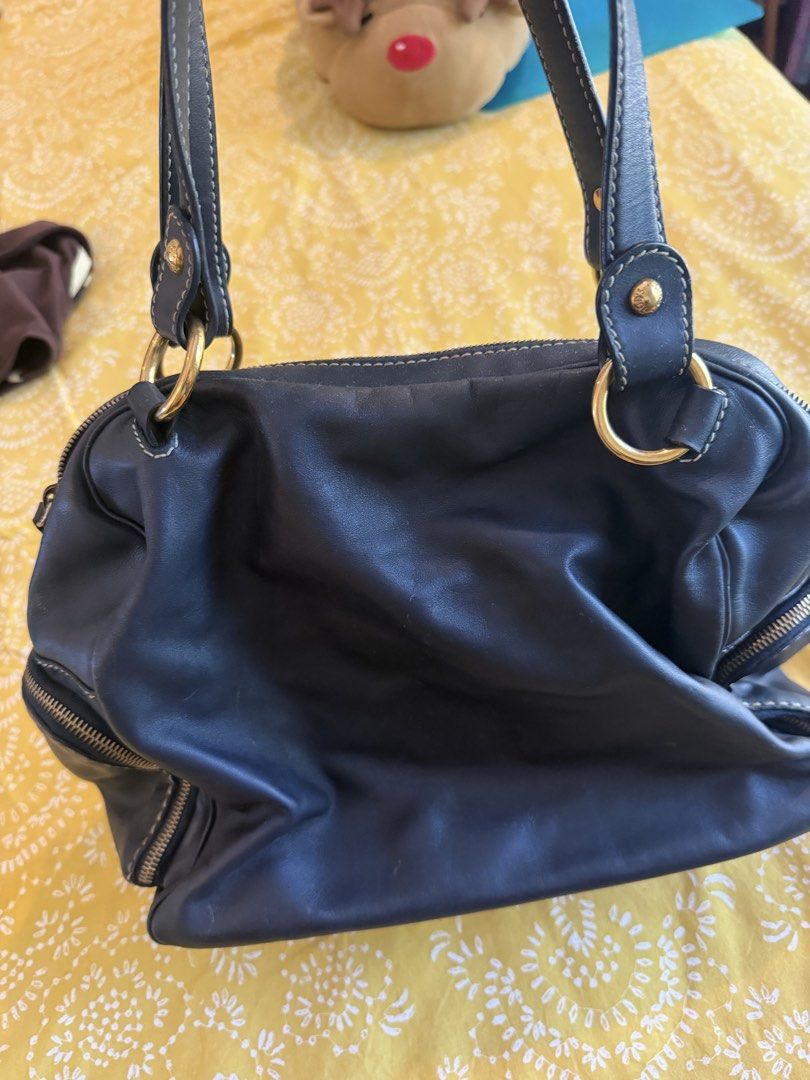Vintage Tods shoulder bag (Category: Luxury Bags & Wallets) located in Paranaque City. Submitted by bbbcloset (Listing ID 1450787366, Image 3). Description: Is in mint condition Has stains inside but definitely cleanable .