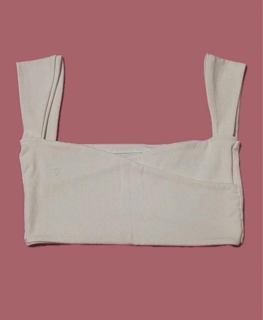 White Front Cross Sleeveless Crop Top (Category: Sleeveless) located in Dasmarinas. Submitted by dcarts (Listing ID 1450870959, Image 1). Description: KINDLY READ BEFORE ORDERING 🙇🏻‍♀️ SIZE: xs-m COLOR: white DETAILS: no flaw/s RFS: decluttering 📍 Dasmariñas, Cavite 💳 MOP: GCash (Cash payment available for meet-ups only) ⤑ Please refer to the photos for measurements (if provided) ⤑ All items are recommended to be washed before use (for clothe
