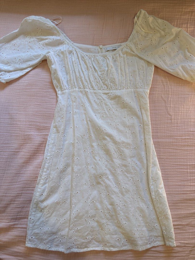 White Puff Sleeve Dress (Category: Dresses) located in Quezon City. Submitted by helena0413 (Listing ID 1450799979, Image 1). Description: RFS: shoulders too big for me.