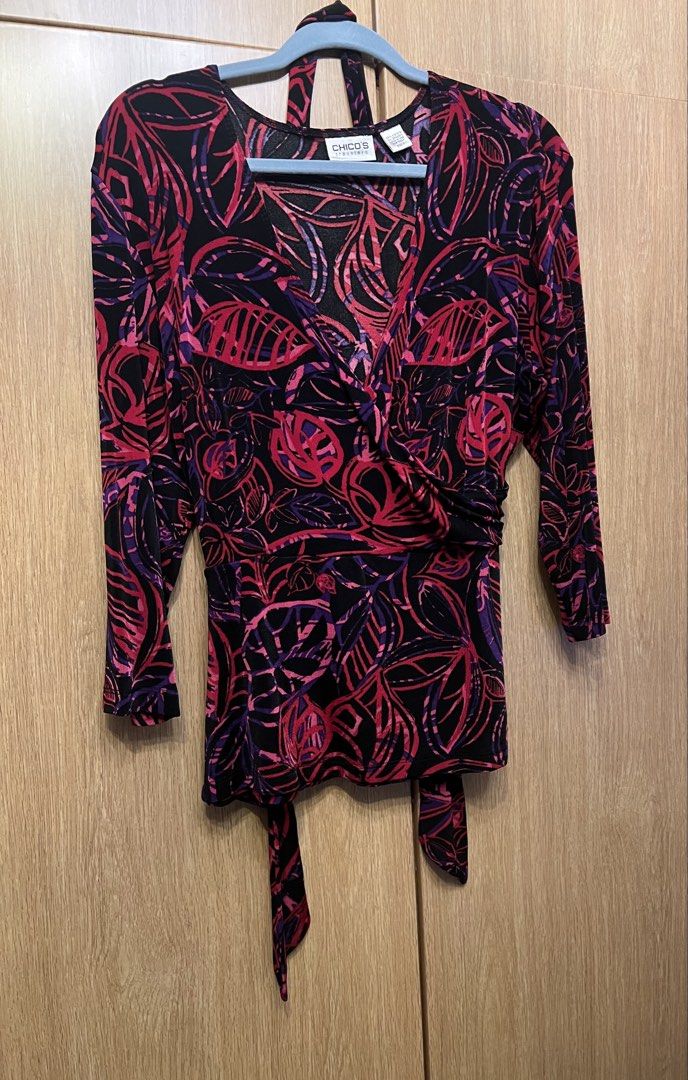 Wraparound top （分類：其他上衣）位於 Hong Kong。 由 hawaiian.toto 提交（商品編號 1450779134，圖片 1）。簡介： A stunning wraparound top that I’m selling as I’ve never worn it. It has a vivid purple, pink and black floral pattern on it. Made of spandex so it stretches. Questions and offers welcome. Thanks for your interest.。
