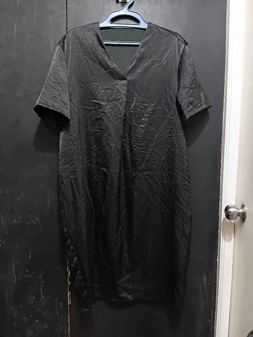 XL Black V-neck Dress (Category: Dresses) located in Manila. Submitted by ramcyanthony (Listing ID 1450918864, Image 1). Description: - Classic black V-neck dress - bust 44in length 31 in - with inner lining -silky satin fabric.
