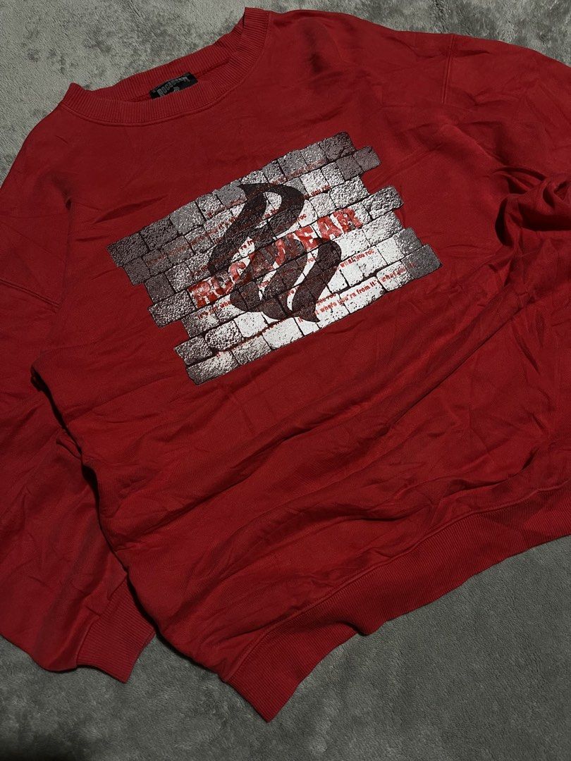 Y2K Vintage Rocawear Sweatshirt (Category: Tshirts & Polo Shirts ) located in Davao. Submitted by batz11 (Listing ID 1450930886, Image 2). Description: Y2K VTG ROCAWEAR SWEATSHIRT Condition: Very Good condition Color rate: 9.8/10 Dimensions: 23 x 28 23 width/ 28 length NO MAJOR ISSUE ❌ (check photos for reference) DAVAO CITY LOCATION 📍 CAN SHIP THROUGH J&T 🚚 DM IF INTERESTED 📥.