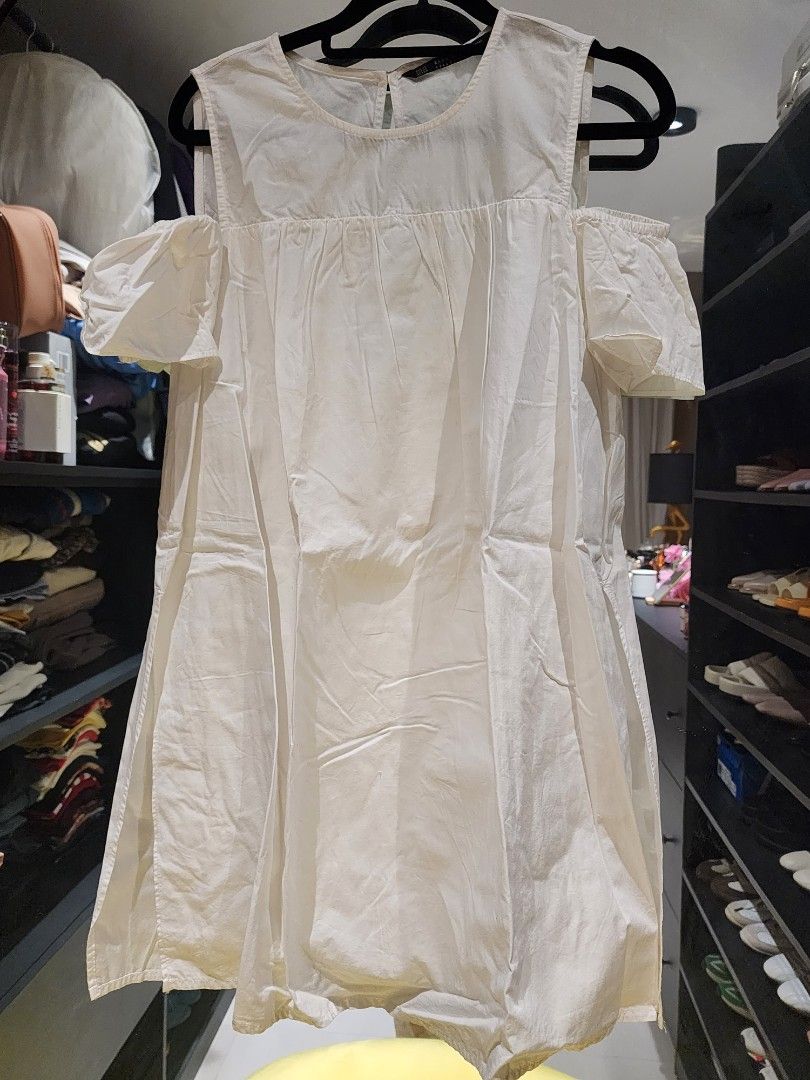 ZARA (Category: Jumpsuits) located in Muntinlupa City. Submitted by sofia010317 (Listing ID 1450859329, Image 3). Description: ZARA Ivory jumpsuit no damage Good as new .