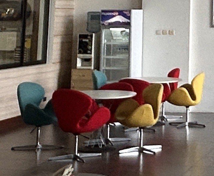 100 cm coffee table with 4 Swan chair set (Category: Tables & Sets) located in Mandaluyong City. Submitted by jamieapple (Listing ID 1451032860, Image 1). Description: - Set of 100 cm table and 4 Swan chairs - Unique, sculptural design - Metal bases with swivel function - Comfortable and stylish - Ideal for dining area, office, or accent seating.