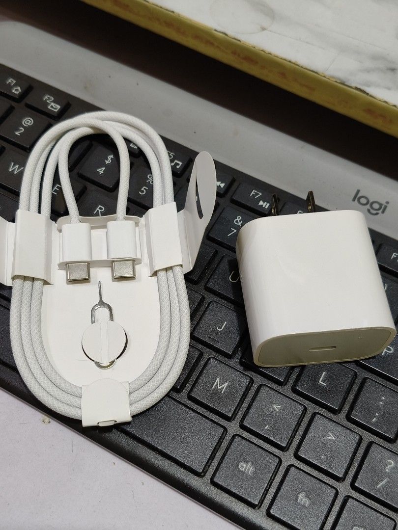 35Watts iPhone 15/16/17 Fast Charger Set (Category: Chargers & Cables) located in Quezon City. Submitted by aiyhannah (Listing ID 1450940358, Image 3). Description: 35Watts iPhone 15/16/17 Fast Charger Set Brand new and imported items Fast charging guaranteed 👌 35Watts USB-C PD Adapter with 1 Meter USB-C to USB-C Braided Cable Selling this set for only ₱550.00 Accepts Cash or Gcash Payments Open for pick up or delivery with SF via Lalamove J&T d