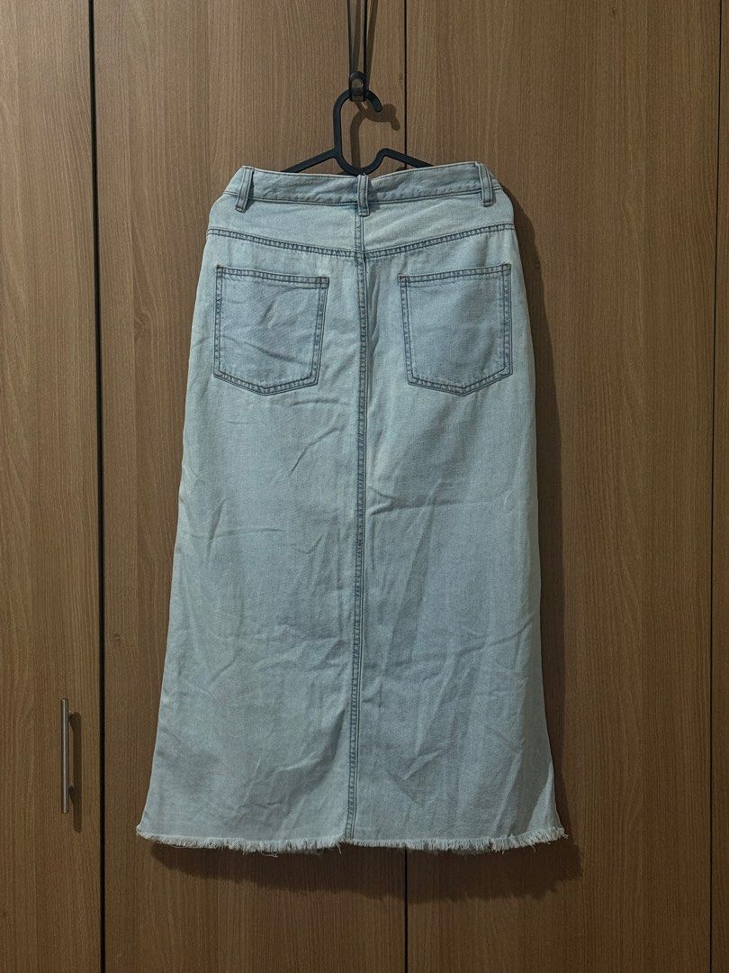 8 seconds Light Wash Denim Maxi Skirt (Category: Skirts) located in Quezon City. Submitted by jong_17 (Listing ID 1451044984, Image 2). Description: - Light wash denim maxi skirt - Features a front slit - Frayed hem detail - fits 27-28 waistline.