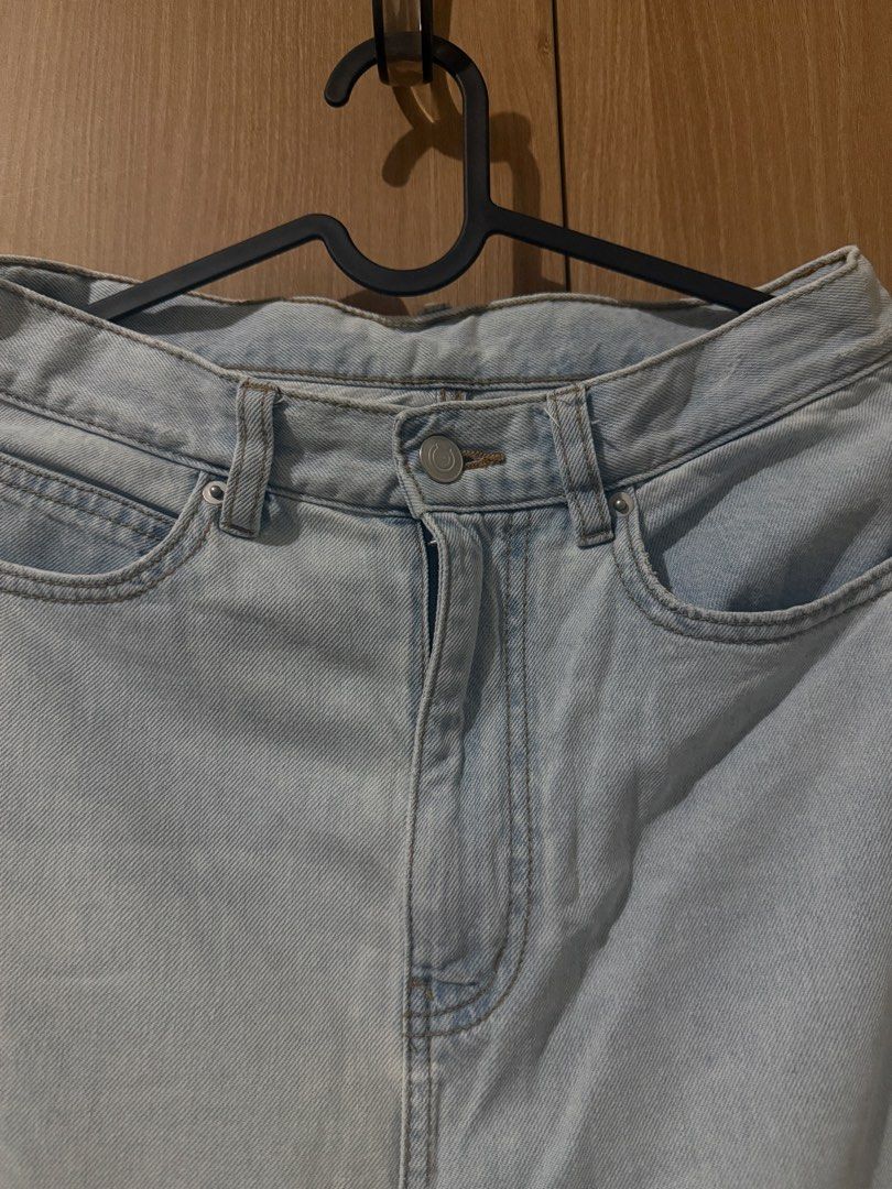 8 seconds Light Wash Denim Maxi Skirt (Category: Skirts) located in Quezon City. Submitted by jong_17 (Listing ID 1451044984, Image 3). Description: - Light wash denim maxi skirt - Features a front slit - Frayed hem detail - fits 27-28 waistline.