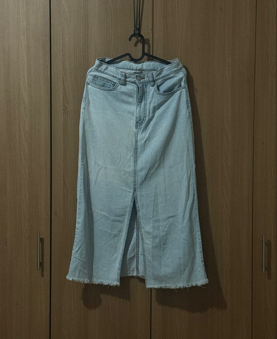 8 seconds Light Wash Denim Maxi Skirt (Category: Skirts) located in Quezon City. Submitted by jong_17 (Listing ID 1451044984, Image 1). Description: - Light wash denim maxi skirt - Features a front slit - Frayed hem detail - fits 27-28 waistline.