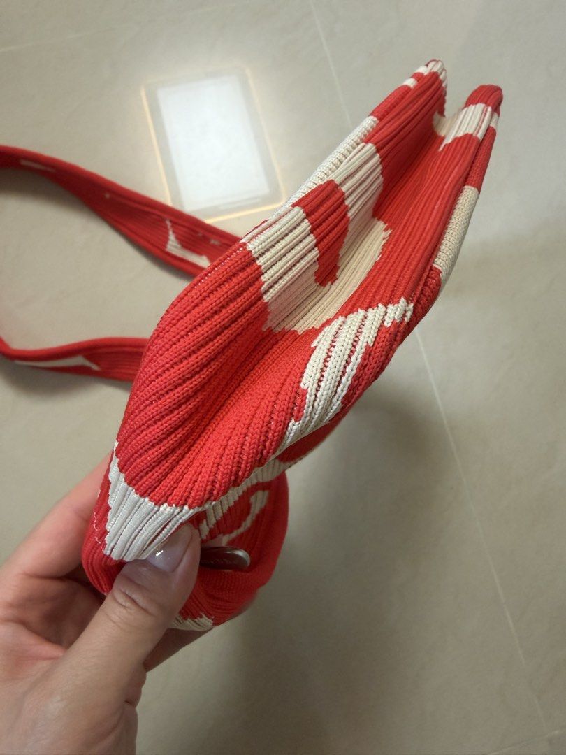 花花袋 正品 （分類：手袋及銀包）位於 Hong Kong。 由 laurentung 提交（商品編號 1451130348，圖片 3）。簡介： Marimekko 花花袋 斜揹袋 正品全新 剪左牌 不過冇用過 襯嚟襯去都唔太夾膚色 平讓 西鐵綫或順豐 人手度尺寸長25.5厘米，高13.5，厚6厘米，帶88厘米。