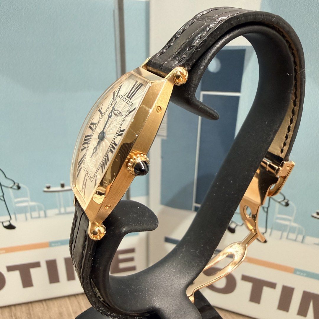 卡地亞 Cartier Tonneau 經典酒桶型腕錶 18K黃金 中古女裝錶 手動上鍊 (W1541451) （分類：手錶）位於 Hong Kong。 由 poyingwatch 提交（商品編號 1450995170，圖片 2）。簡介： 品牌系列：Cartier CPCP（Collection Privée Cartier Paris）私人收藏系列 面盤特色：Cartier Paris 巴黎盤（收藏家最愛）、銀面機刻雕花（Guilloché）、藍鋼劍針 錶殼材質：18K 金（Yellow Gold）經典 Tonneau 酒桶造型 錶冠細節：原廠凸圓黑尖晶石 / 藍寶石錶冠 錶帶配套：高級黑鱷魚皮帶配原廠 18K 金扣 行家評語：CPCP 巴黎盤罕有中古收藏級，線條極優雅貼手，古董味十足，極具升值與佩戴價值。。