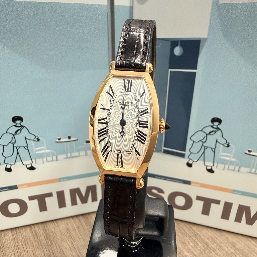 卡地亞 Cartier Tonneau 經典酒桶型腕錶 18K黃金 中古女裝錶 手動上鍊 (W1541451) （分類：手錶）位於 Hong Kong。 由 poyingwatch 提交（商品編號 1450995170，圖片 1）。簡介： 品牌系列：Cartier CPCP（Collection Privée Cartier Paris）私人收藏系列 面盤特色：Cartier Paris 巴黎盤（收藏家最愛）、銀面機刻雕花（Guilloché）、藍鋼劍針 錶殼材質：18K 金（Yellow Gold）經典 Tonneau 酒桶造型 錶冠細節：原廠凸圓黑尖晶石 / 藍寶石錶冠 錶帶配套：高級黑鱷魚皮帶配原廠 18K 金扣 行家評語：CPCP 巴黎盤罕有中古收藏級，線條極優雅貼手，古董味十足，極具升值與佩戴價值。。