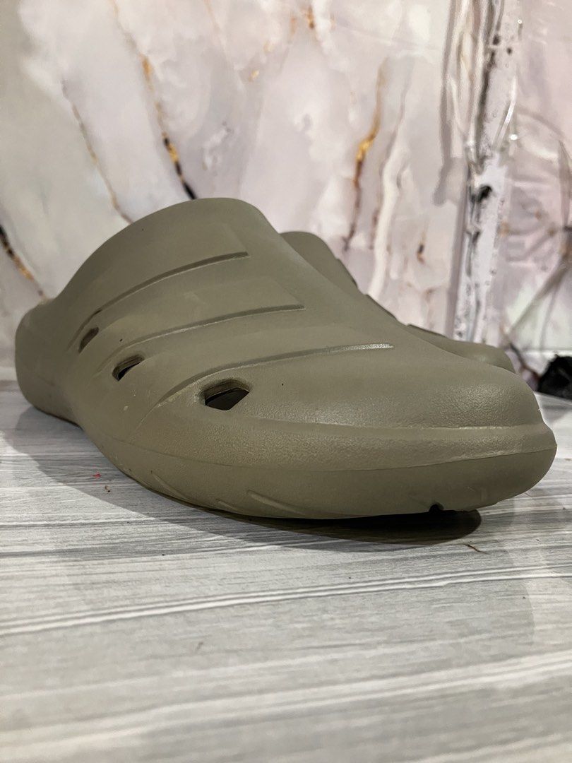 ADIDAS ADICANE CLOGS SIZE 10 MEN (Category: Slippers & Slides) located in General Mariano Alvarez. Submitted by adonid (Listing ID 1450985226, Image 2). Description: ADIDAS ADICANE CLOGS ORIGINAL ADIDAS ADICANE CLOGS GOOD CONDITION NORMAL SIGN OF USAGE ONLY SIZE 10 MEN.